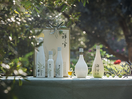 祥宇特級(jí)初榨橄欖油，純手工采摘、精選優(yōu)質(zhì)油橄欖鮮果，用意大利貝亞雷斯全自動(dòng)設(shè)備物理冷榨工藝，在鮮果采摘后8小時(shí)內(nèi)限時(shí)鮮榨而成。